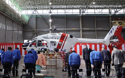 2023年11月20日 弊社 格納庫(高松空港)において、エアバス・ヘリコプターズ式BK117D-3型(JA6899)の新機体の安全祈願祭が執り行われました。